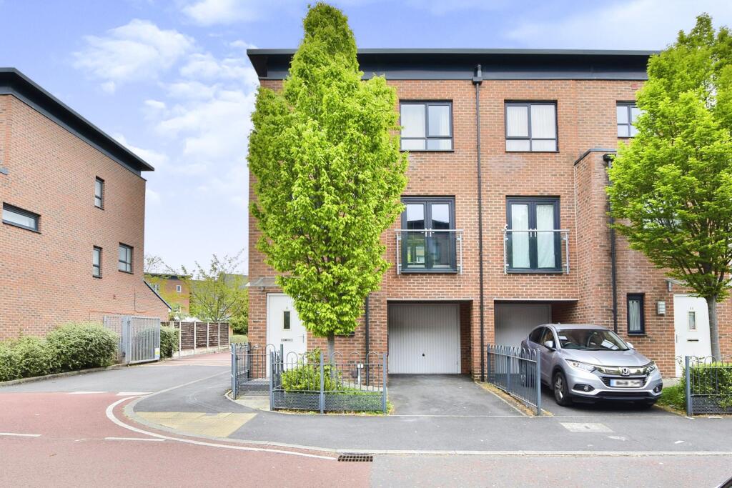 4 bed Detached for rent in Charlestown. From Leaders Lettings - Manchester