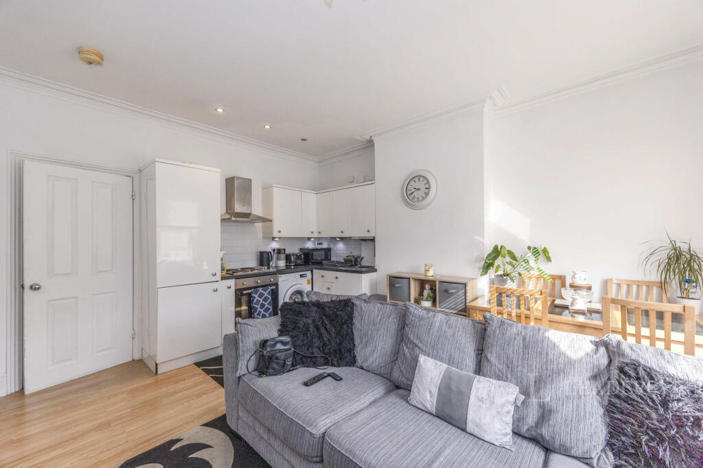 2 bed 1st Floor Flat for rent in Portsmouth. From Leaders Sales - Portsmouth