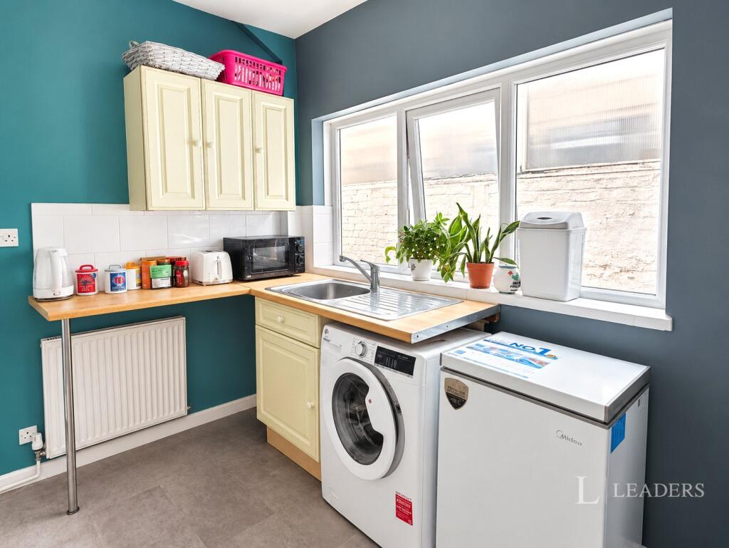 2 bed Mid Terraced House for rent in Portsmouth. From Leaders Sales - Portsmouth 2 bed Mid Terraced House for rent in Portsmouth. From Leaders Sales - Portsmouth