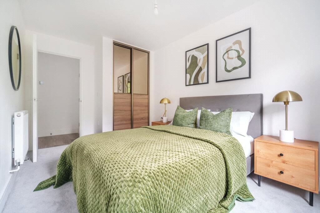 2 bed 1st Floor Flat for rent in Chatham. From Leaders - Sevenoaks