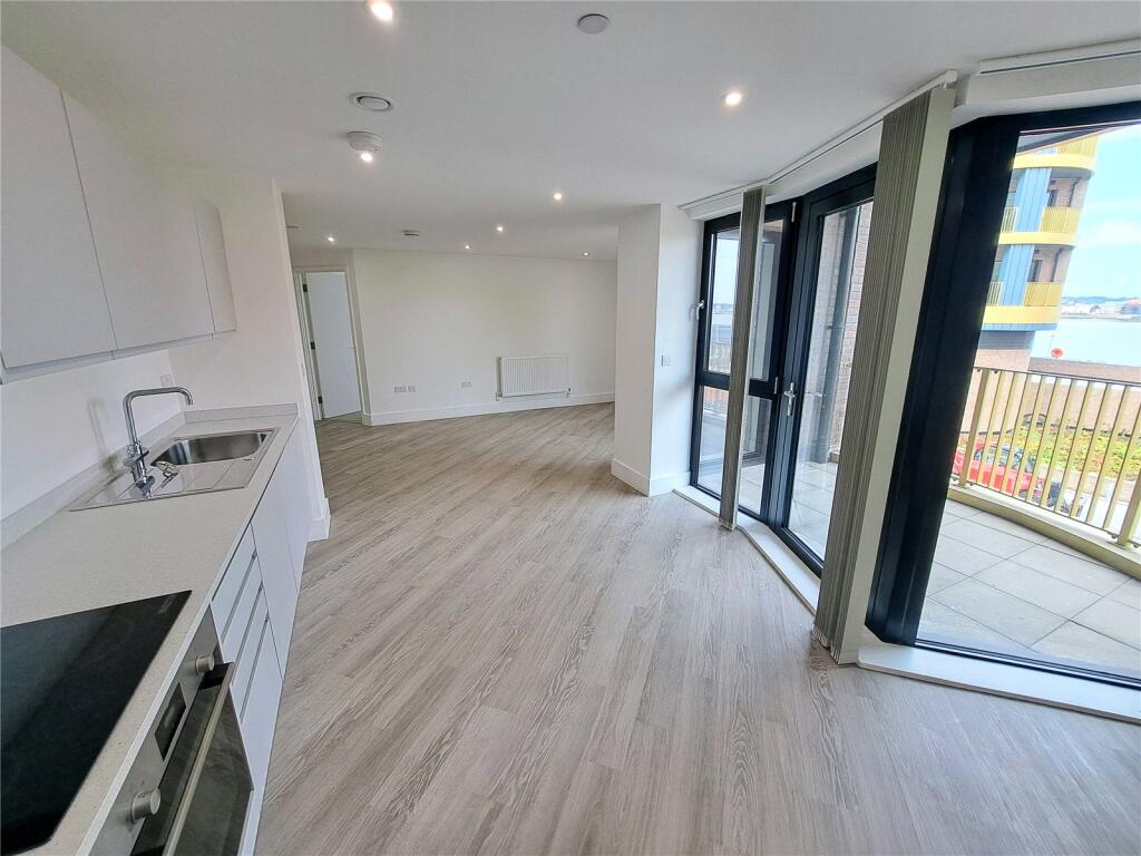 2 bed 1st Floor Flat for rent in Chatham. From Leaders - Sevenoaks