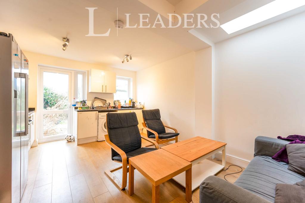 5 bed Mid Terraced House for rent in Portsmouth. From Leaders - Southsea