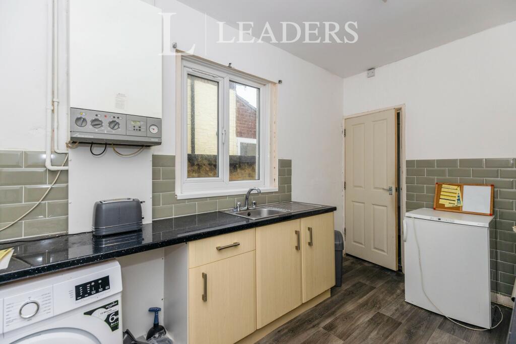 3 bed Mid Terraced House for rent in Portsmouth. From Leaders - Southsea
