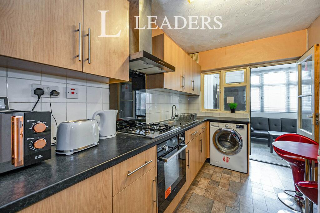 5 bed Mid Terraced House for rent in Portsmouth. From Leaders Lettings - Southsea