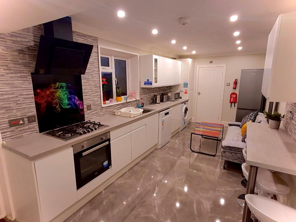 5 bed Mid Terraced House for rent in Portsmouth. From Leaders Lettings - Southsea