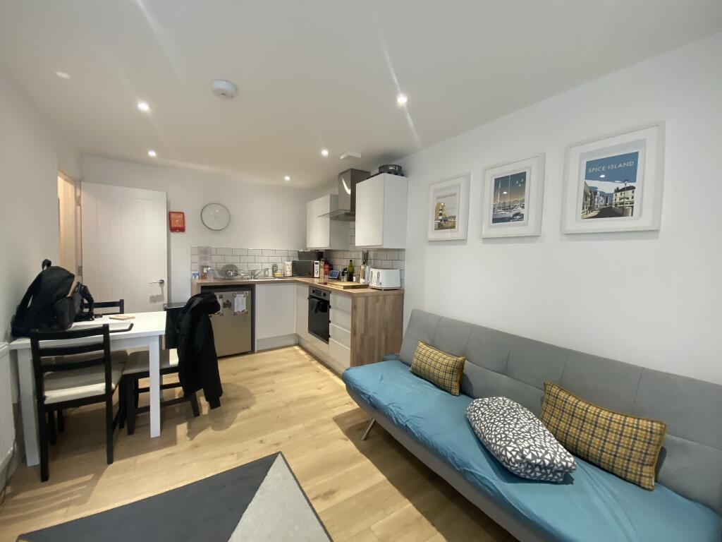 2 bed 1st Floor Flat for rent in Portsmouth. From Leaders Lettings - Southsea