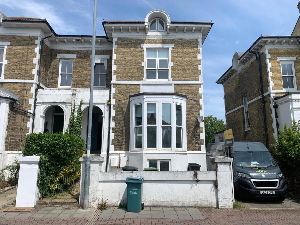 5 bed 1st Floor Flat for rent in Portsmouth. From Leaders Lettings - Southsea 5 bed 1st Floor Flat for rent in Portsmouth. From Leaders Lettings - Southsea