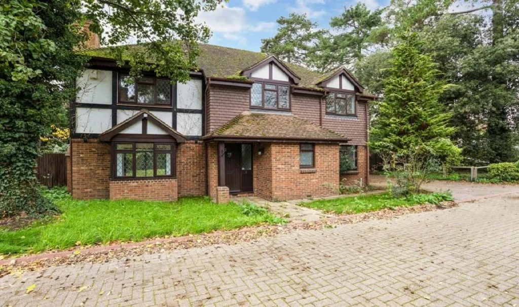 4 bed Detached House for rent in Esher. From Leaders - Weybridge