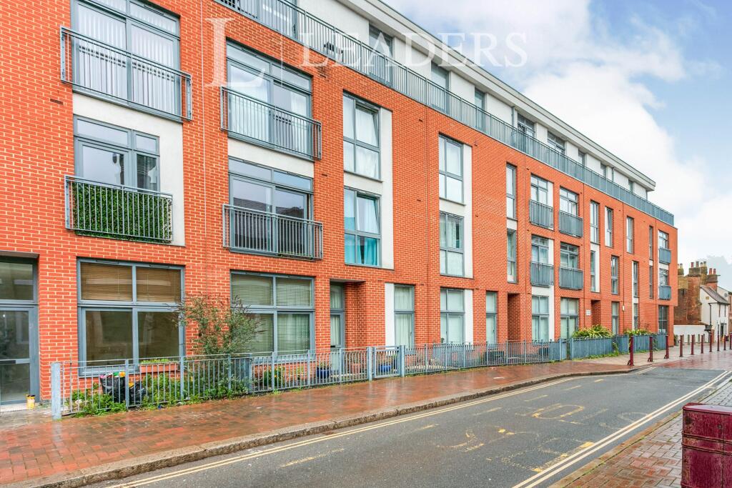 1 bed 1st Floor Flat for rent in Chertsey. From Leaders Lettings - Weybridge