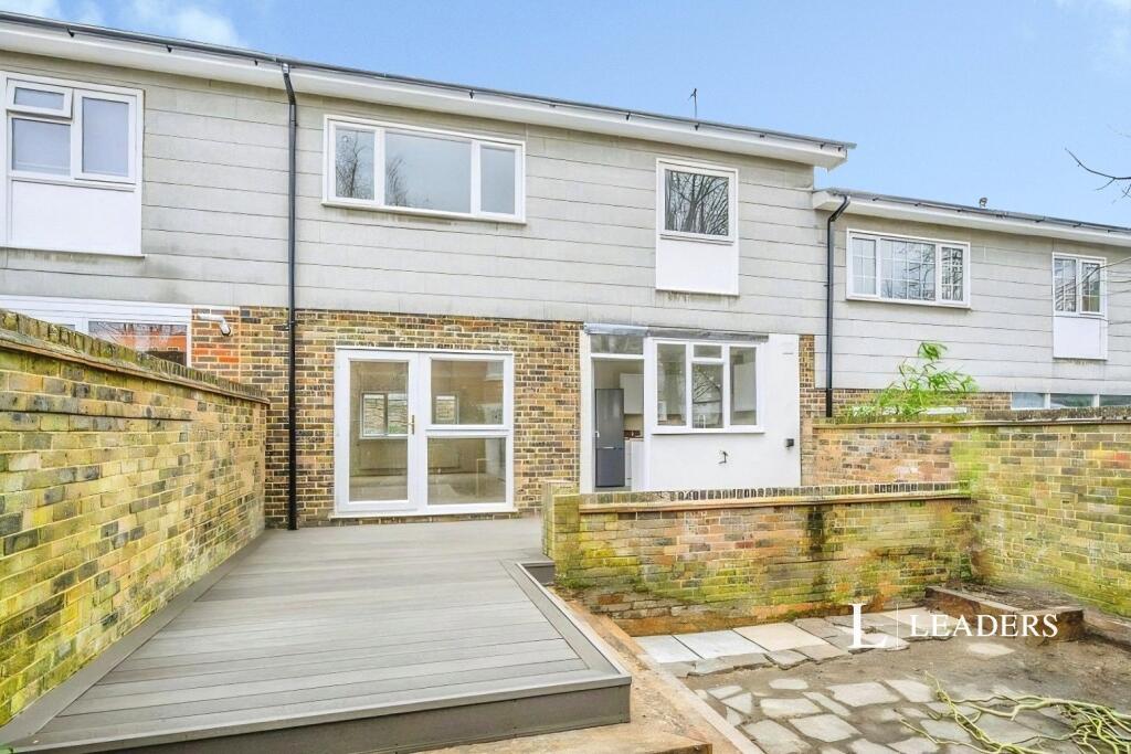 3 bed Mid Terraced House for rent in Weybridge. From Leaders Lettings - Weybridge