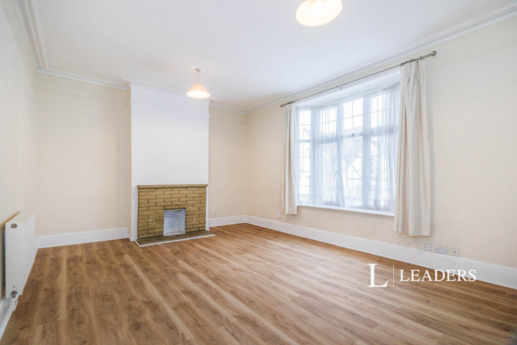3 bed 1st Floor Flat for rent in Weybridge. From Leaders Lettings - Weybridge