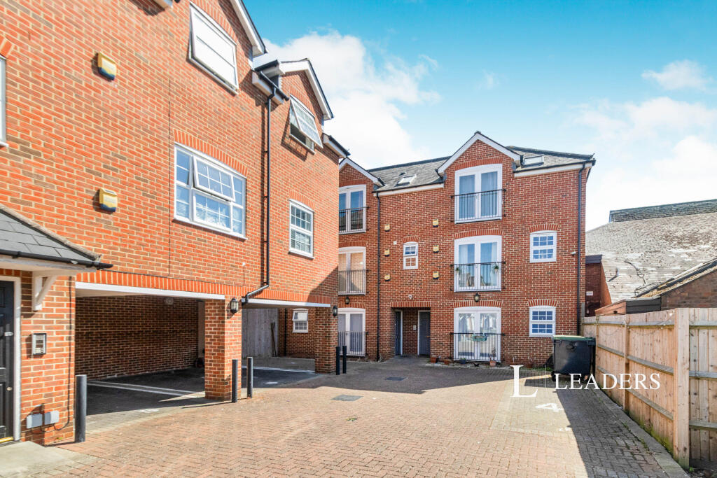 4 bed Studio for rent in Chertsey. From Leaders Lettings - Weybridge