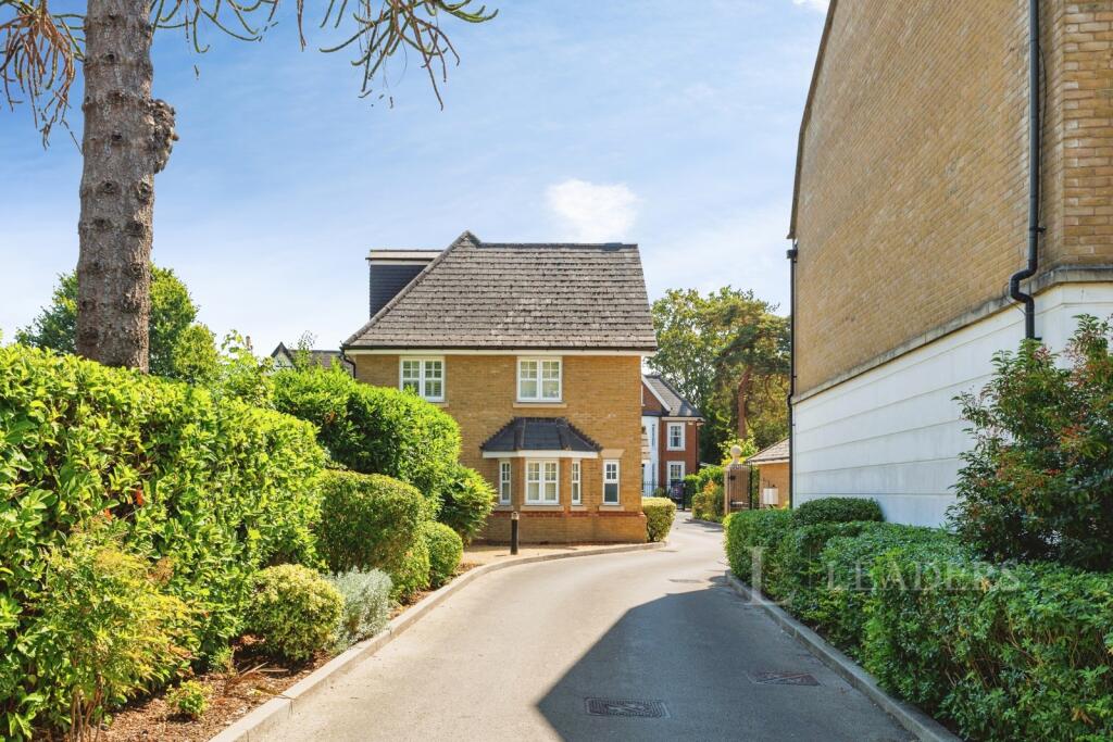 4 bed Detached for rent in Weybridge. From Leaders Lettings - Weybridge