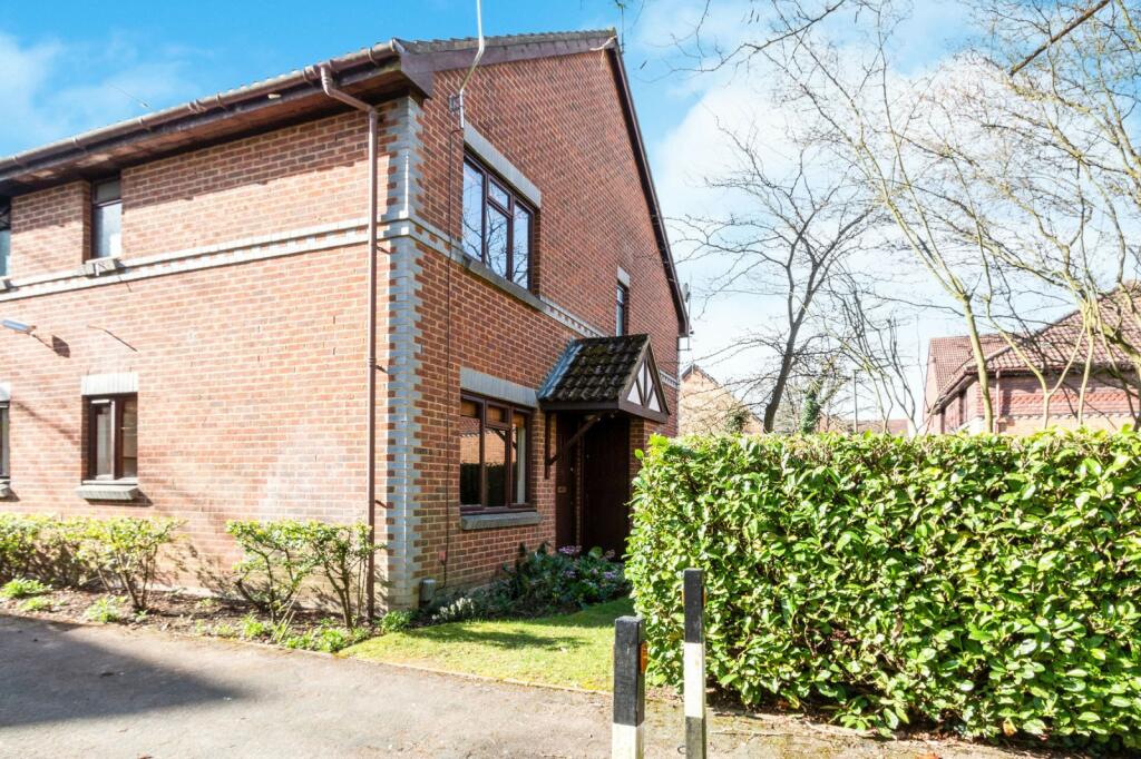 1 bed Maisonette for rent in Pyrford. From Leaders - Woking