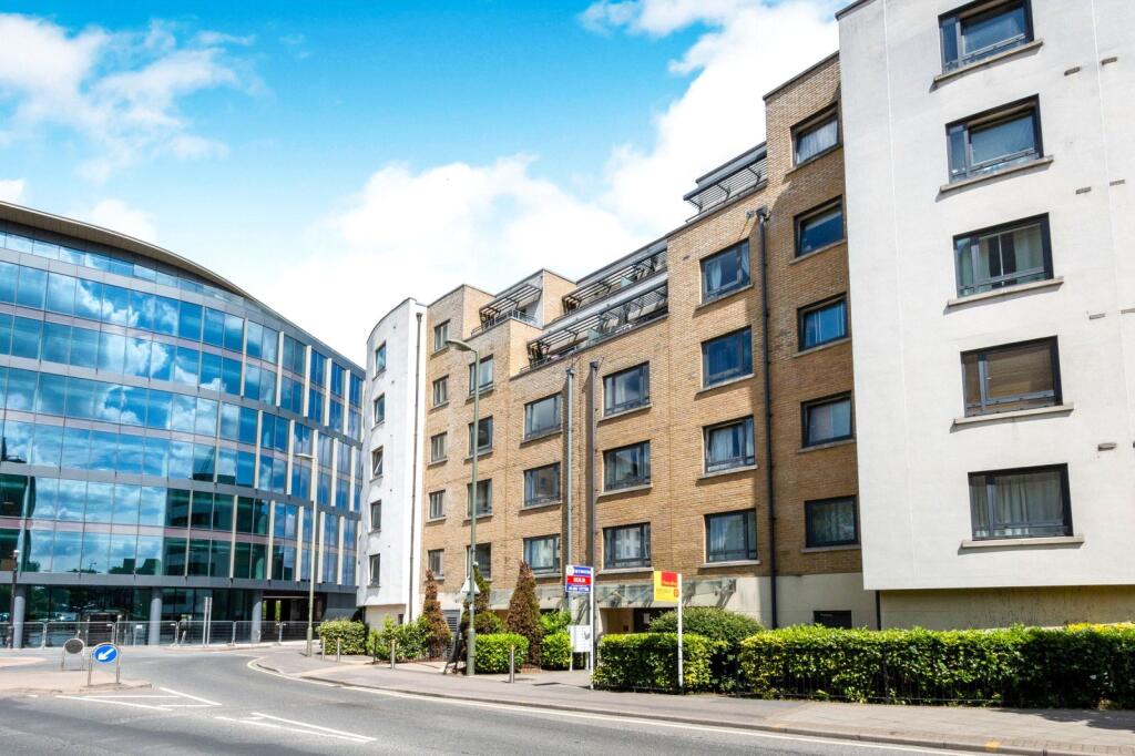 1 bed 1st Floor Flat for rent in Woking. From Leaders Sales - Woking