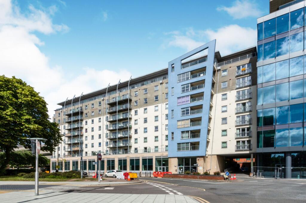 4 bed 1st Floor Flat for rent in Woking. From Leaders Sales - Woking