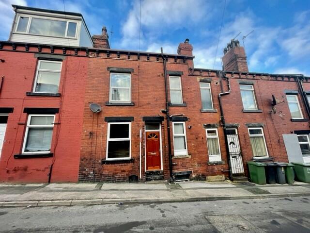 2 bed Mid Terraced House for rent in Troydale. From Linley & Simpson - Pudsey