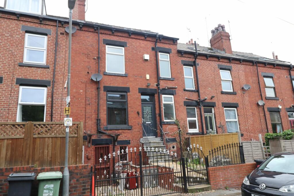 2 bed Mid Terraced House for rent in Leeds. From Linley & Simpson - Pudsey