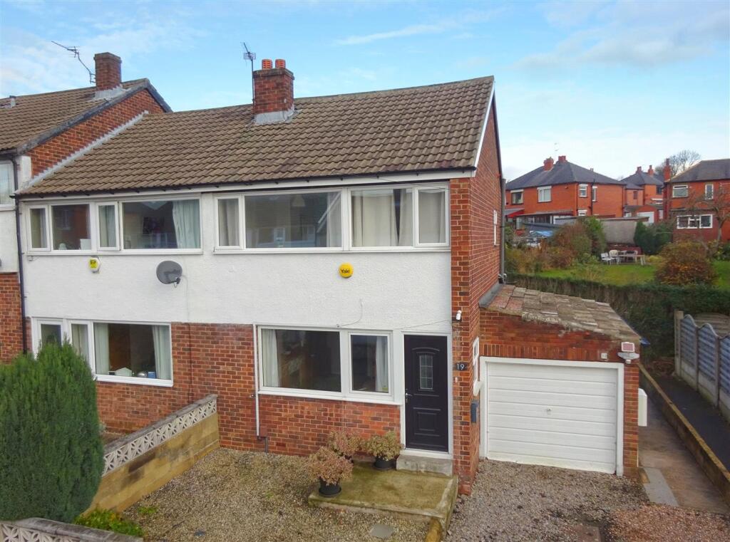 3 bed End of Terrace for rent in Troydale. From Linley & Simpson - Pudsey