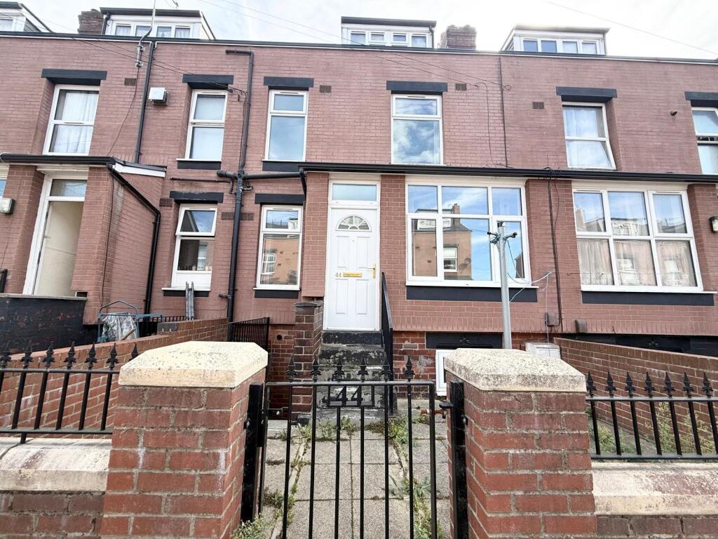 2 bed Mid Terraced House for rent in Leeds. From Linley & Simpson - Pudsey