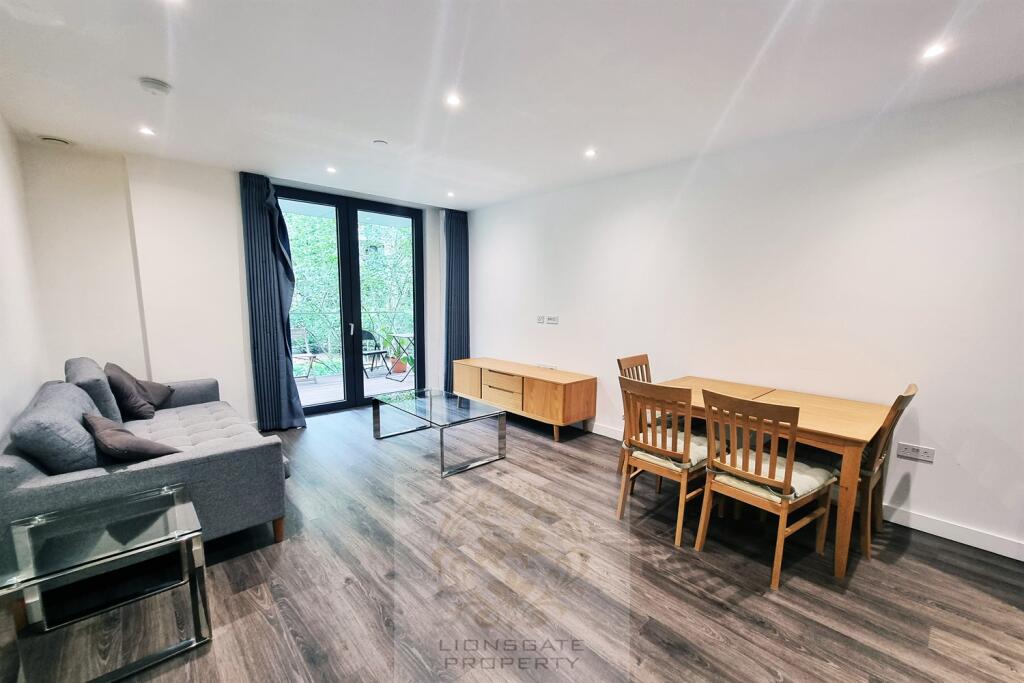 2 bed Apartment for rent in Stepney. From Lionsgate Property Management - London 2 bed Apartment for rent in Stepney. From Lionsgate Property Management - London