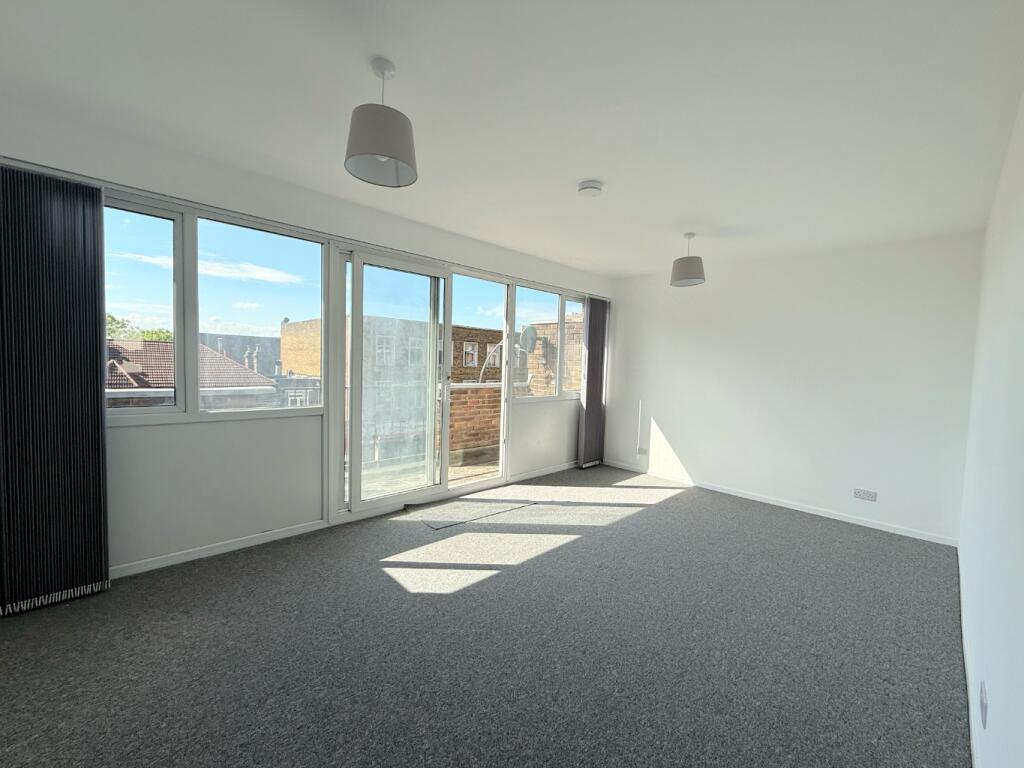 1 bed Apartment for rent in Ilford. From Lloyds Residential - Woodford Green