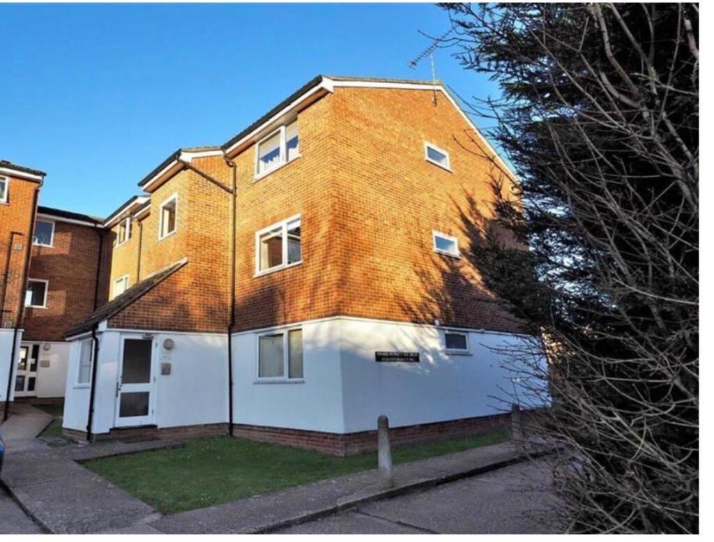 1 bed 1st Floor Flat for rent in Loughton. From London & Essex Estates - Ilford