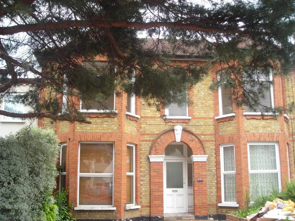 3 bed 1st Floor Flat for rent in Ilford. From London & Essex Estates - Ilford