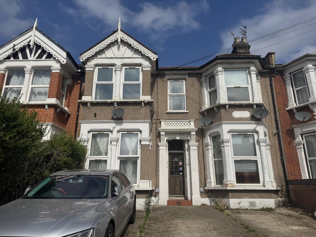 3 bed 1st Floor Flat for rent in Ilford. From London & Essex Estates - Ilford 3 bed 1st Floor Flat for rent in Ilford. From London & Essex Estates - Ilford