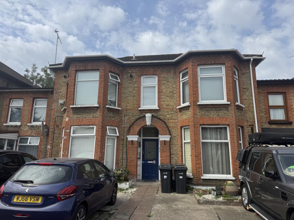 1 bed 1st Floor Flat for rent in Ilford. From London & Essex Estates - Ilford
