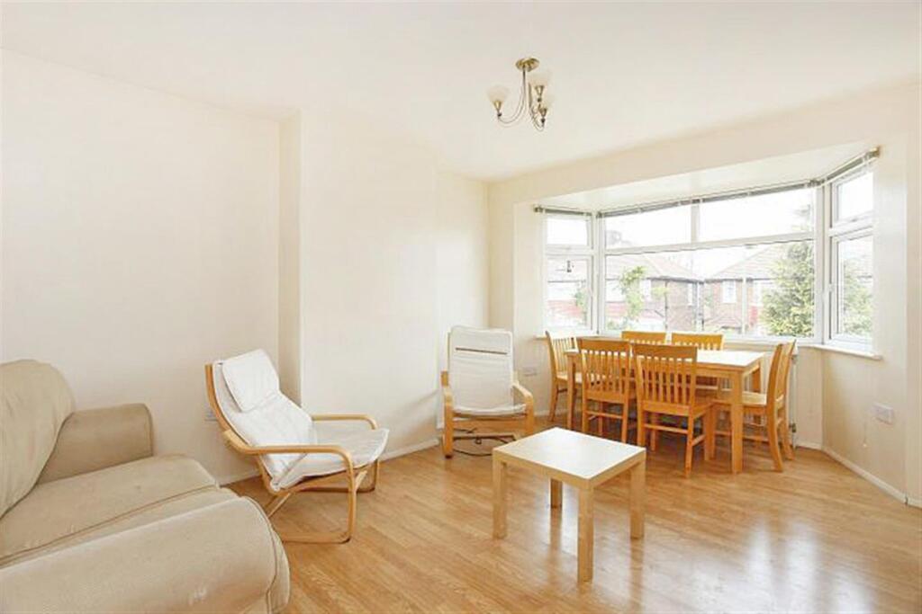 3 bed Apartment for rent in Willesden. From LONDON HABITAT