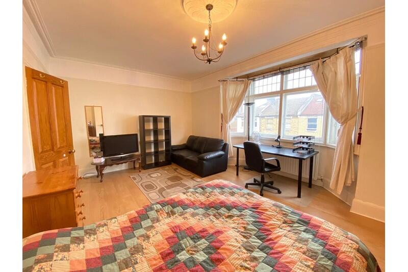 3 bed 1st Floor Flat for rent in Hammersmith. From LONDON HomeLets Ltd 3 bed 1st Floor Flat for rent in Hammersmith. From LONDON HomeLets Ltd
