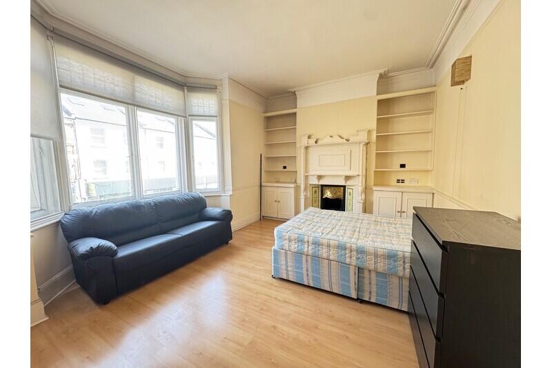 3 bed 1st Floor Flat for rent in Hammersmith. From LONDON HomeLets Ltd