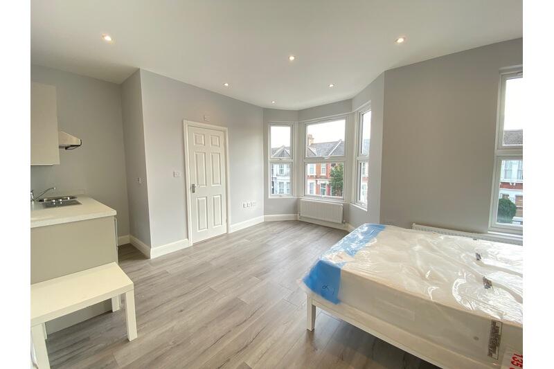 4 bed Studio for rent in Willesden. From LONDON HomeLets Ltd