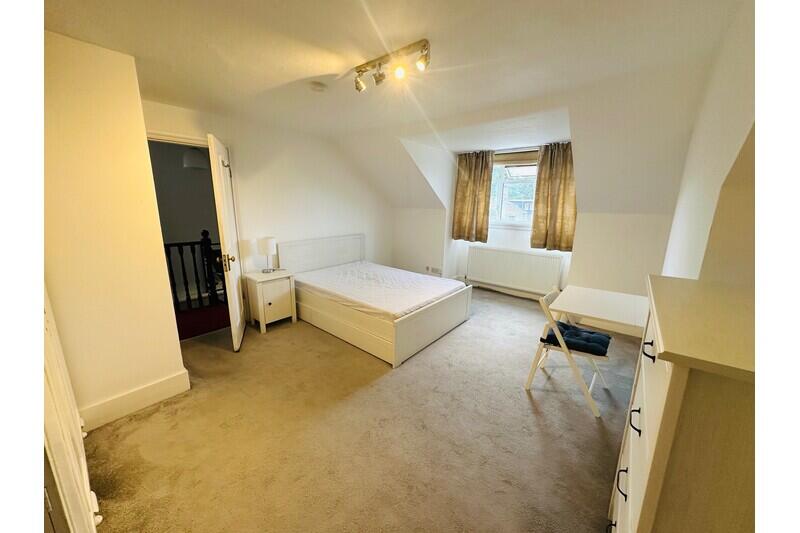 4 bed House Share for rent in Hammersmith. From LONDON HomeLets Ltd