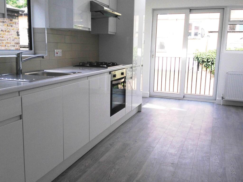 3 bed Apartment for rent in Kensington. From London Wide Estates