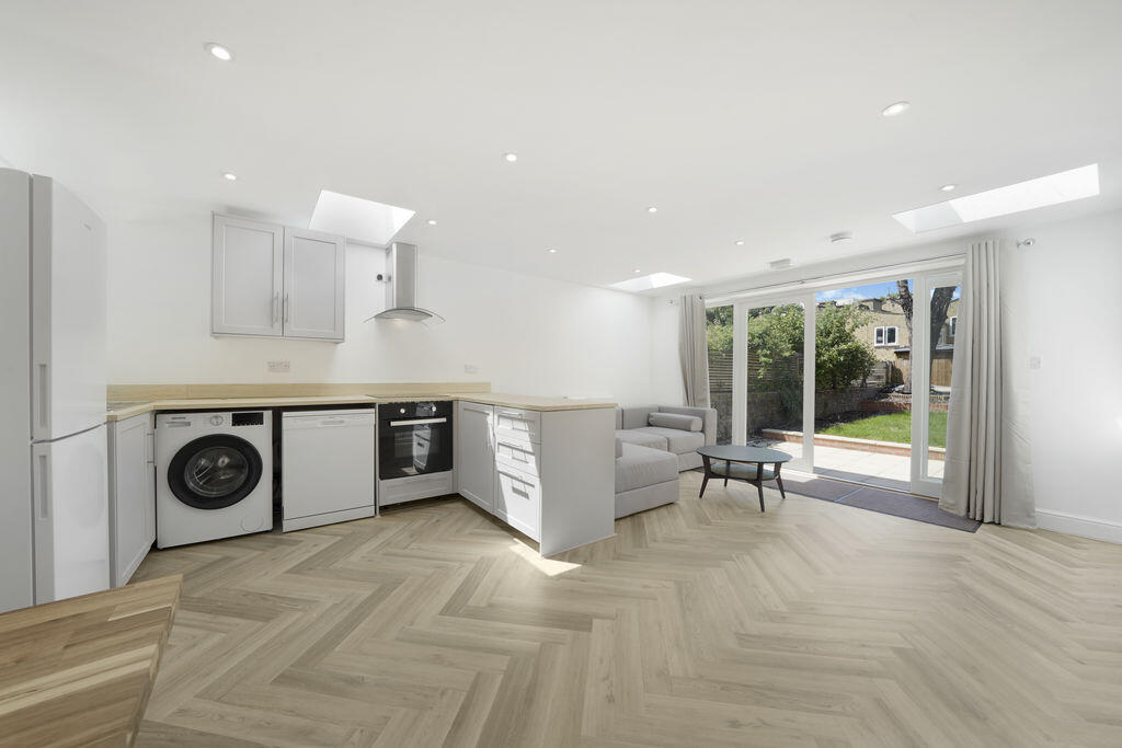 5 bed Mid Terraced House for rent in Bow. From Look Property Services Ltd - Bow
