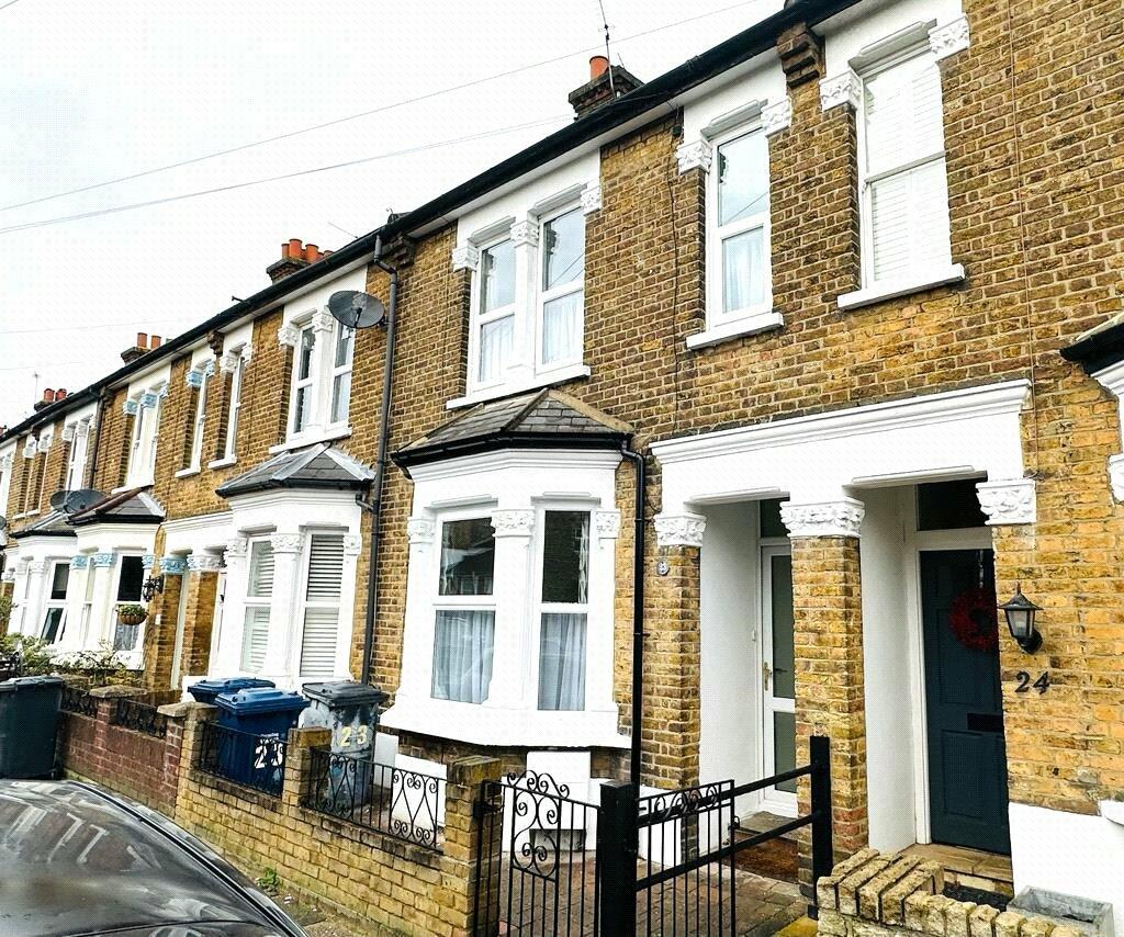 2 bed Mid Terraced House for rent in Barnet. From Lowthers Estate Agents