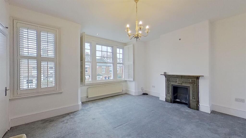 3 bed 1st Floor Flat for rent in London. From Maalems
