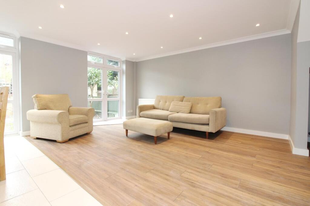 3 bed Mid Terraced House for rent in Wandsworth. From Maalems