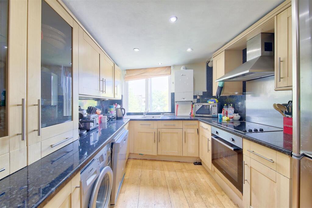 4 bed 1st Floor Flat for rent in Battersea. From Maalems 4 bed 1st Floor Flat for rent in Battersea. From Maalems
