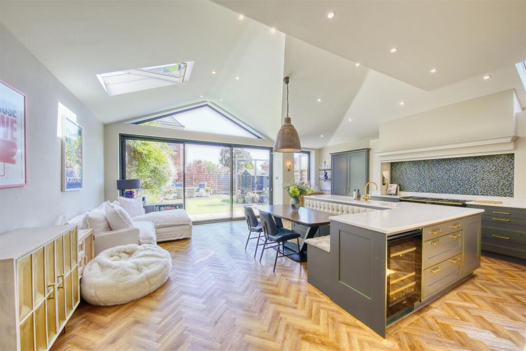 4 bed Semi Detached for rent in Wandsworth. From Maalems