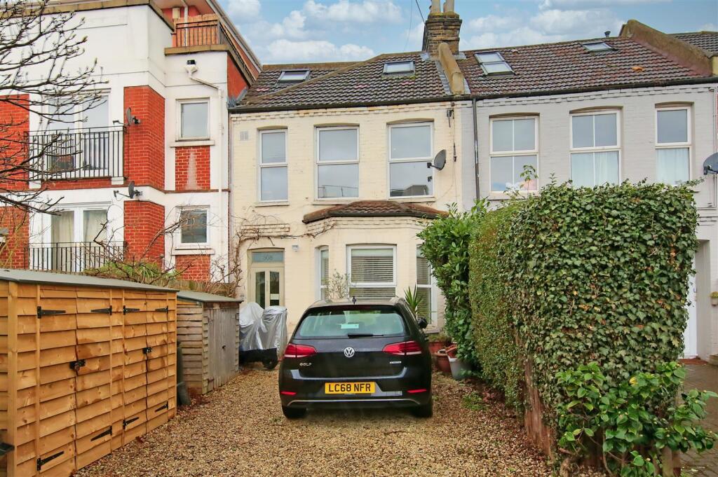 4 bed 1st Floor Flat for rent in London. From Maalems