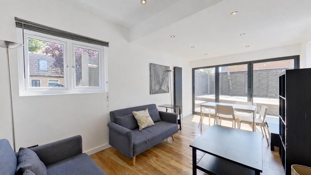 3 bed 1st Floor Flat for rent in London. From Maalems