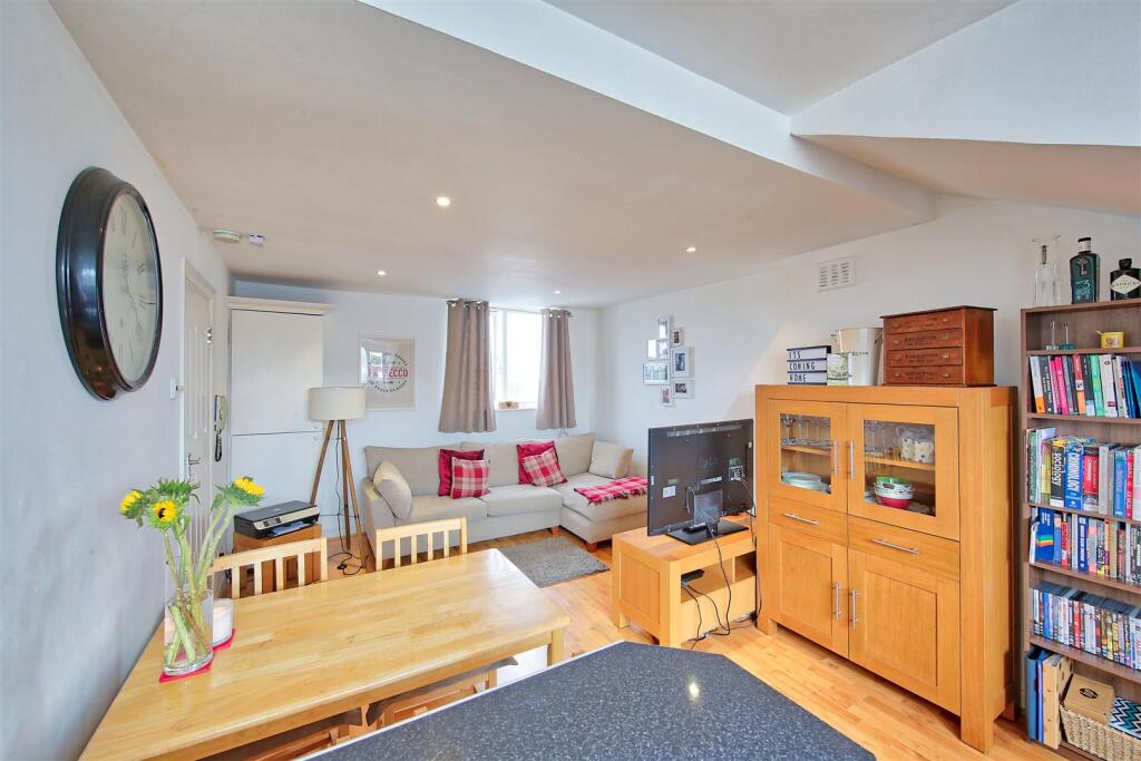 1 bed 1st Floor Flat for rent in Wandsworth. From Maalems