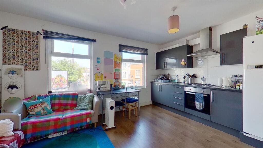 4 bed 1st Floor Flat for rent in Merton. From Maalems