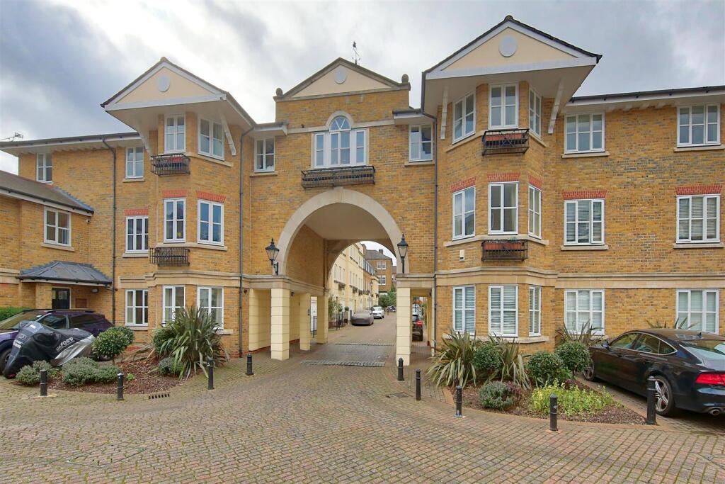 2 bed 1st Floor Flat for rent in Clapham. From Maalems