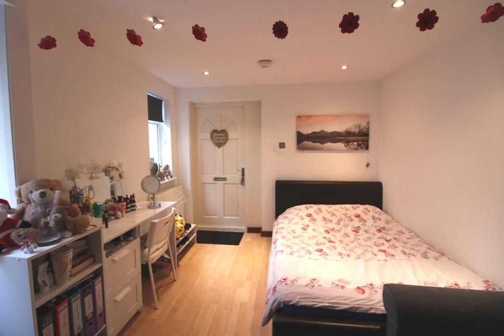 4 bed Studio for rent in Surbiton. From Maalems