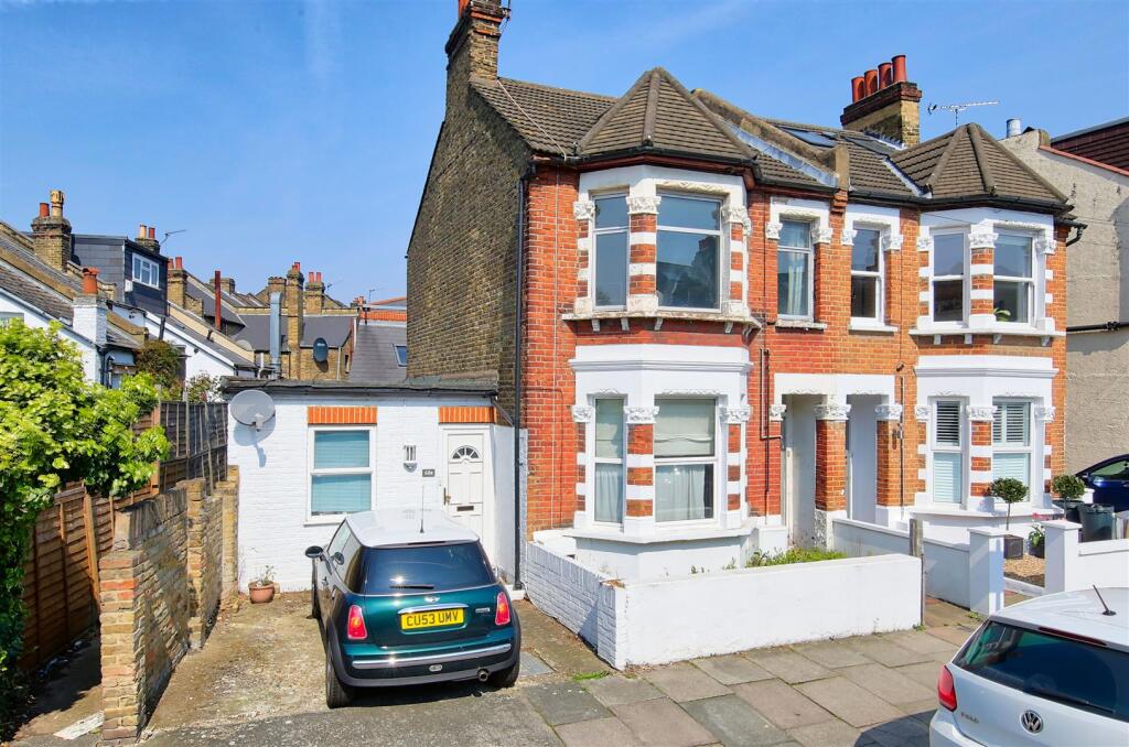 2 bed 1st Floor Flat for rent in Wandsworth. From Maalems