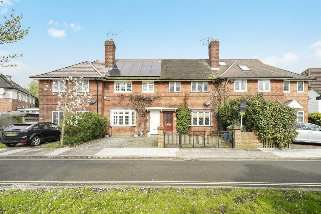 4 bed Semi-Detached House for rent in Twickenham. From Madison Brook - Twickenham